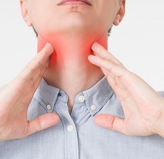 Боль в горле при глотании без температуры: с одной стороны, у взрослых, у ребенка, лечение