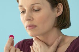 Лечение першения в горле: как избавиться, как лечить в домашних условиях, что принимать