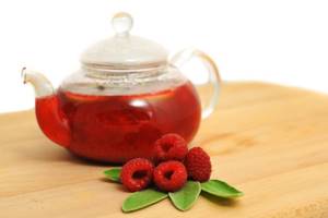 Малина при температуре: как действует - повышает или понижает, помогает ли варенье из ягод, можно ли пить чай при лихорадке, с медом