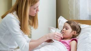 Приступообразный кашель: у ребенка, у взрослого, причины симптома с мокротой с температурой и без нее, как успокоить ночью во время сна, лечение, таблетки