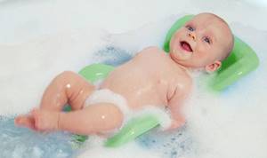 Насморк у грудничка: лечение у детей, физиологический ринит, без температуры, чем промывать нос, капли, как быстро вылечиться, можно ли гулять и купать ребенка