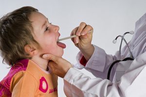 Першение в горле у ребенка и сухой кашель: причины, что делать, чем лечить в домашних условиях