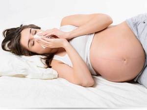 Простуда при беременности: особенности лечения на раннем сроке, какие лекарства и таблетки можно принимать во 2 и 3 триместрах, опасна ли болезнь для ребёнка