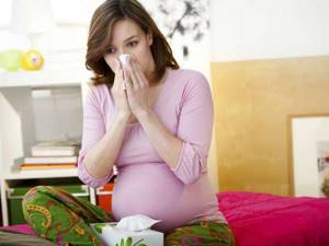 Першит в горле и хочется кашлять при беременности: 1, 2, 3 триместр, чем лечить