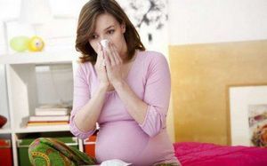 Першит в горле и хочется кашлять при беременности: 1, 2, 3 триместр, чем лечить