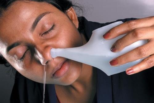 Чем промывать нос при насморке: зачем это нужно делать, чем лучше, как правильно проводить процедуру взрослому и ребенку, растворы для беременных