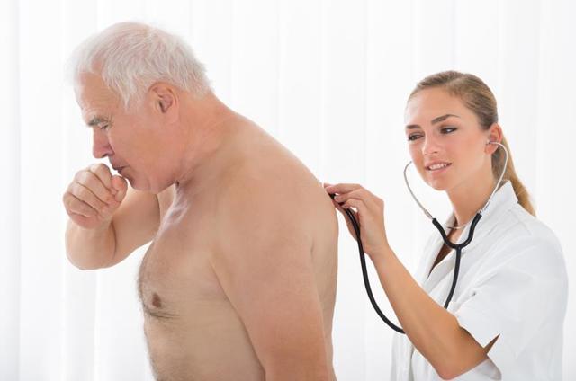 Сердечный кашель: симптомы и признаки, как отличить от обычного, как распознать у пожилого, чем лечить в домашних условиях, какие препараты принимать