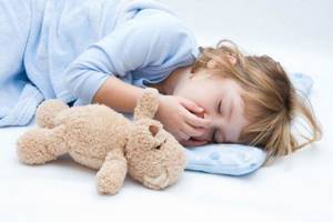 Чем лечить кашель у ребенка без температуры: если усиливается по ночам, затяжной, длительный, долгий, частый, хриплый, у грудничка, можно ли пить антибиотики